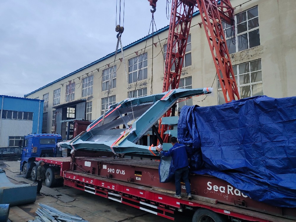 大连富泓机械设备有限公司铆焊件成品发货装车